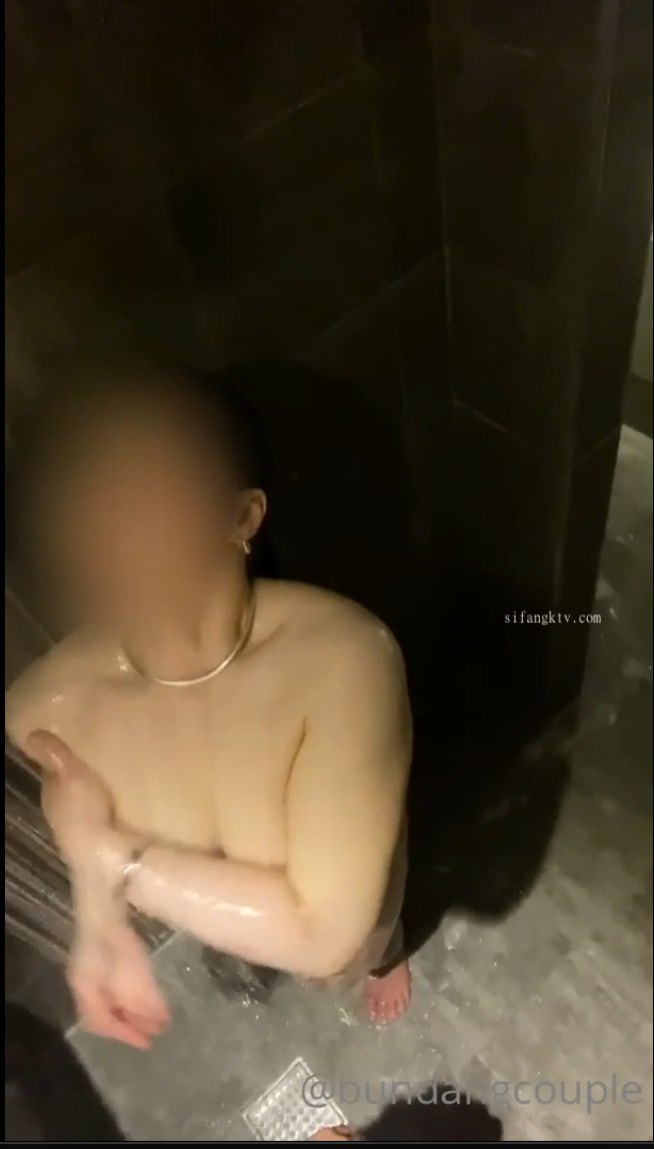 颜值不错娇小妹子深夜路上边走边跳蛋震动 回到车上口交啪啪拉扯跳蛋 很是诱惑喜欢不要错过